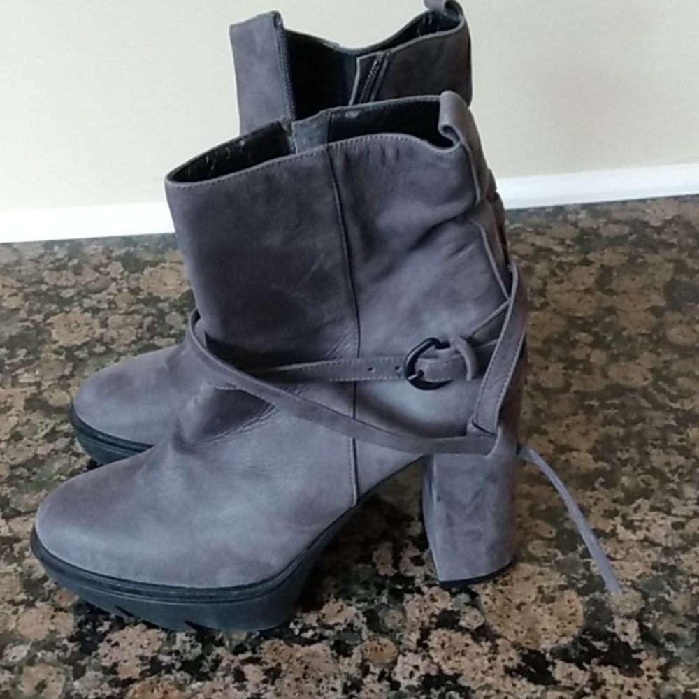 Boots - Picture 2 of 7